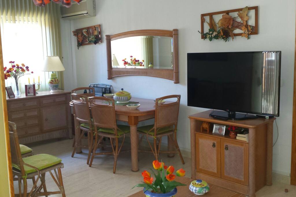 Bonita vivienda con dos dormitorios cuartos de baño y aseo completos.Toda exterior.Cocina amplia y salón comedor estar. Terraza privada ,plaza de garage y terraza comunitaria.Completamente equipada y con aire acondicionado frío calor además de wifi.