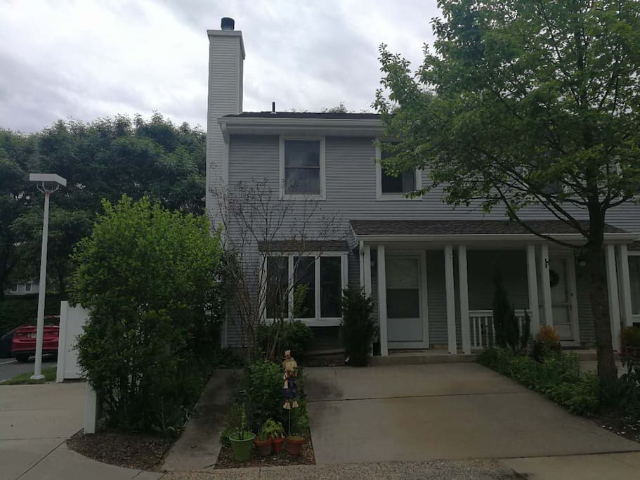 This townhouse locates in a quite and clean neighborhood.