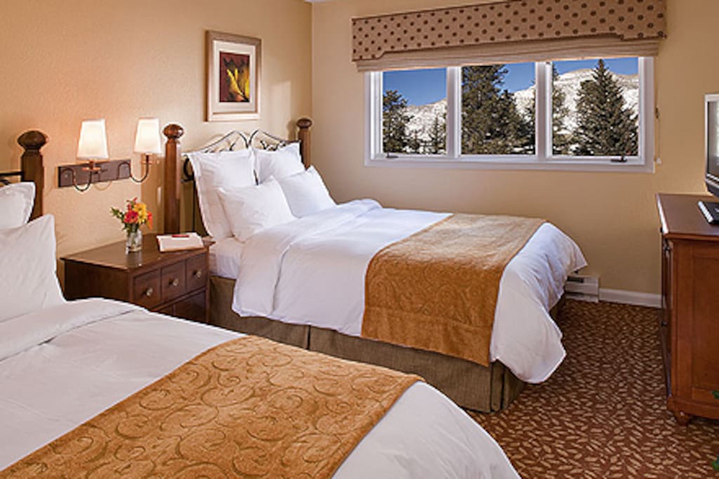 2 Queen beds in bedroom (Marriott site states room images may not correspond to the actual room received)