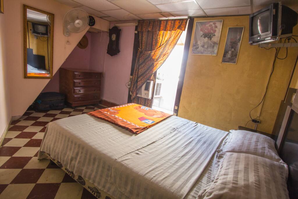 Cuarto individual con aire acondicionado, TV, minibar y balcon