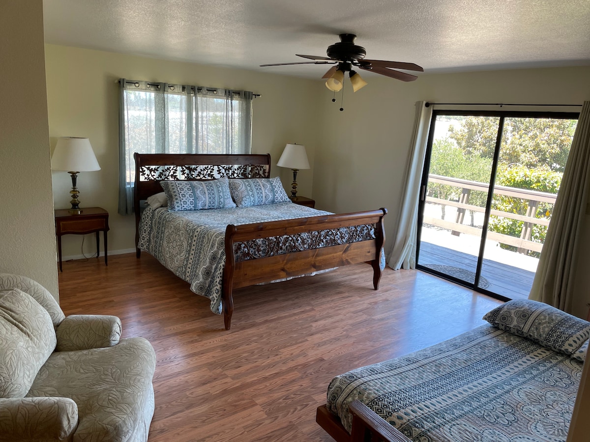 Dormitorio #2 con baño, cama tamaño king y futón queen 