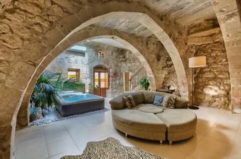 Ta Drinu romantic character house