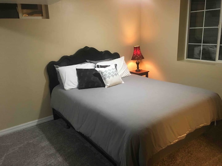 Спалня на долния етаж с изходен прозорец и самостоятелна баня 