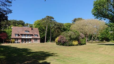 Magnificent villa in a park 400m from the beach