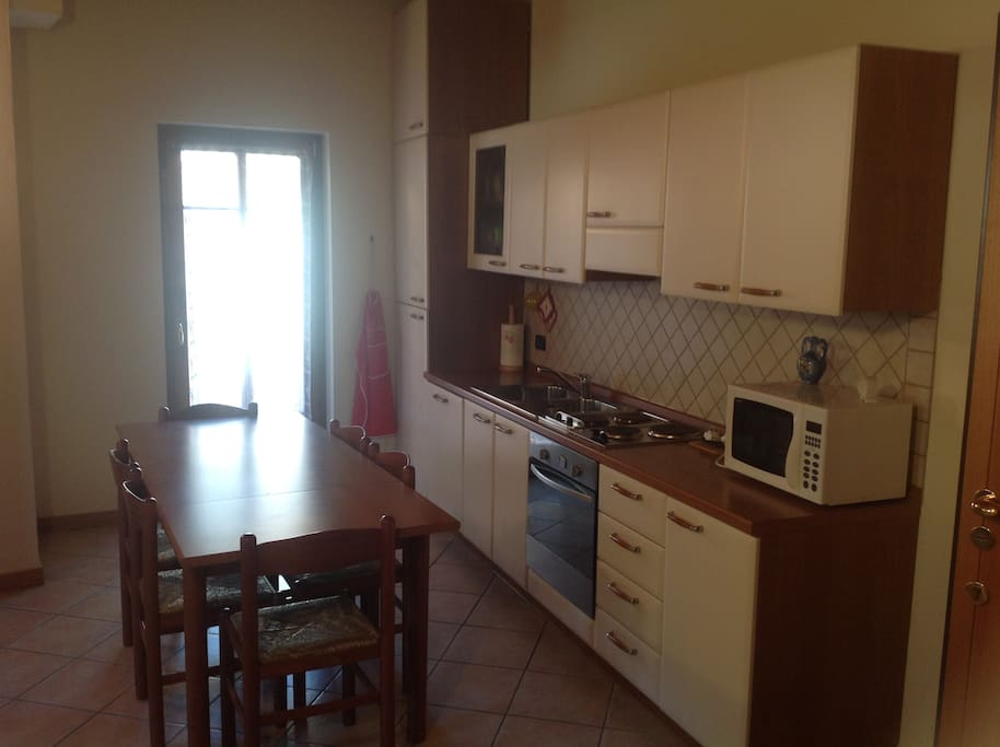 Vista sulla cucina dall'ingresso