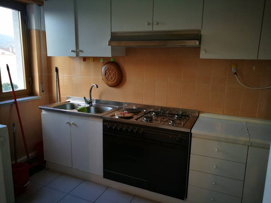 Cucina con stoviglie e frigorifero