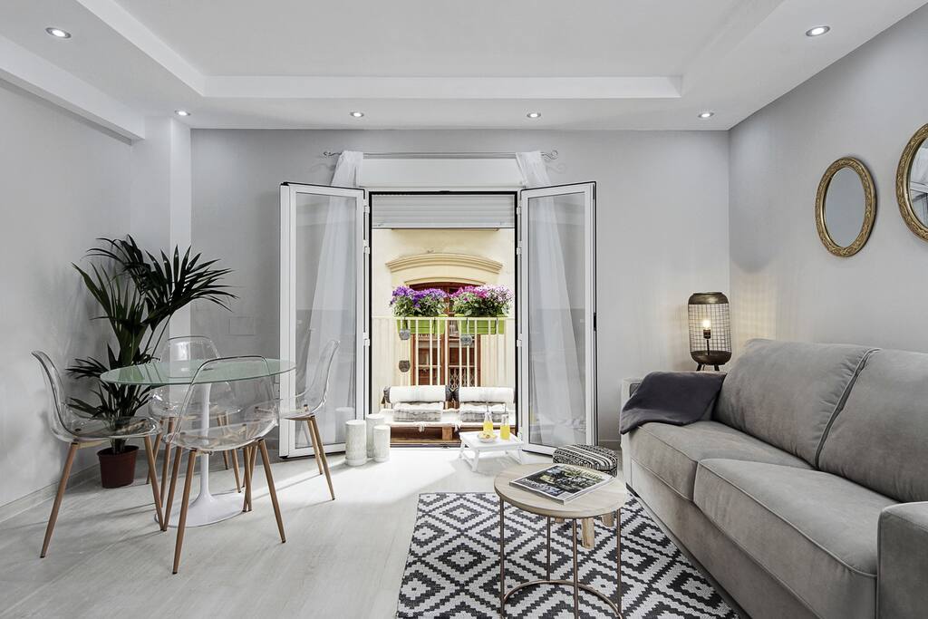 AMPLIO SALON CON BALCON Y GRAN SOFA CAMA