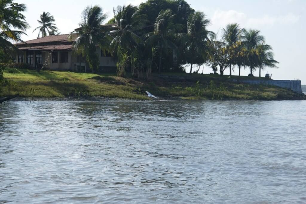 a ilha vista pelo mar...