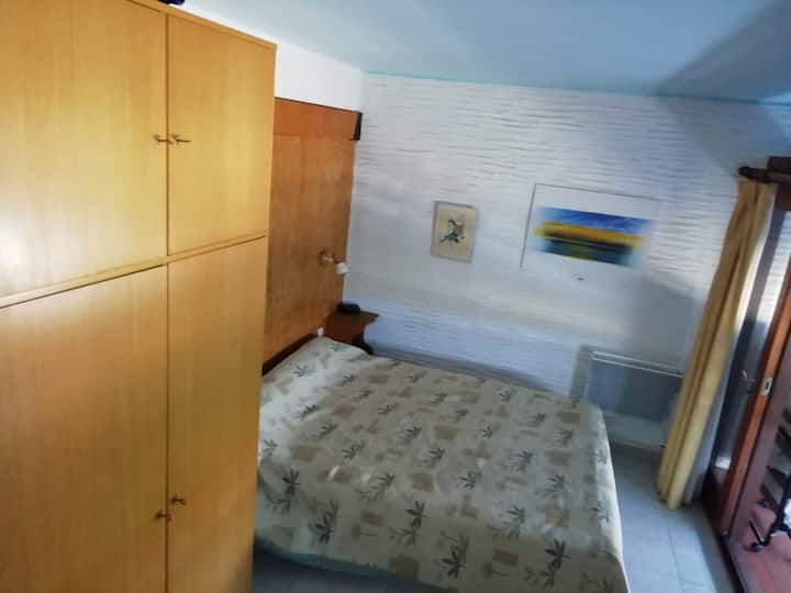 主卧配备标准双人床和储物柜 