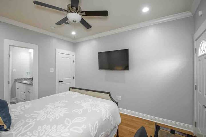 Master bafuni na katika bafuni, workstation, rack mizigo, chumbani shirika, smart tv