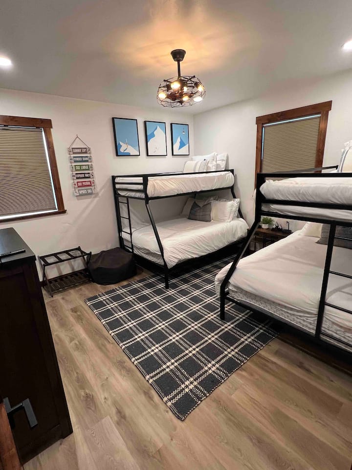 儿童和青少年都喜欢上下铺。 舒适的床垫上配有65英寸三星电视的超级毛绒床上用品。 