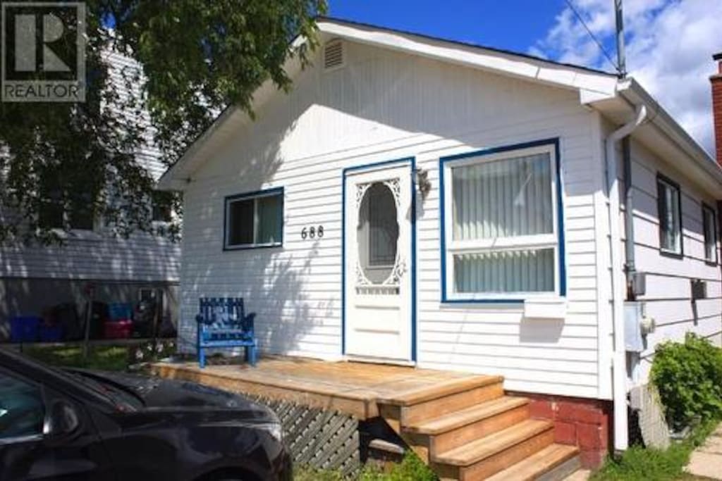 Welcome to our adorable home. Easy to find, central location, and ample parking provides guests with an easy check in so that they can begin to enjoy their trip right off the bat.