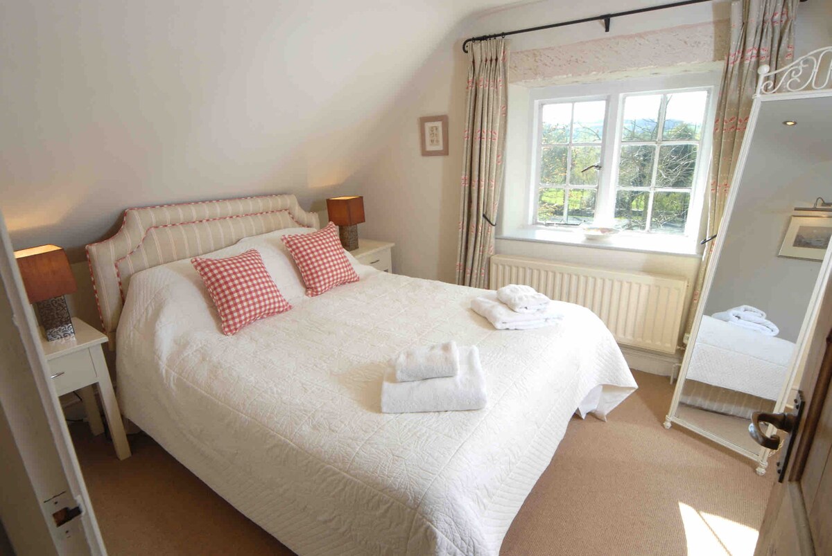 King bed in Cottage 
