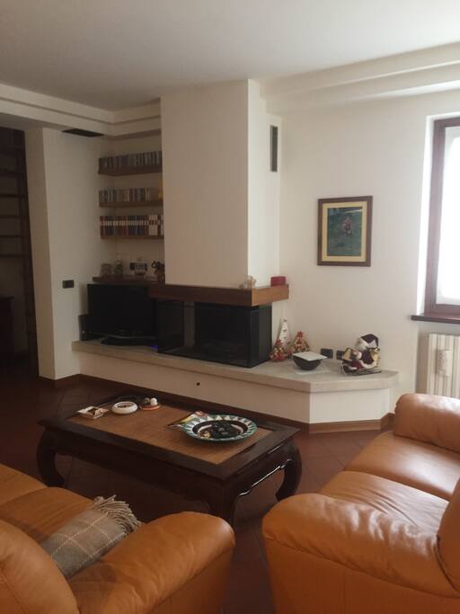 Angolo con camine e TV