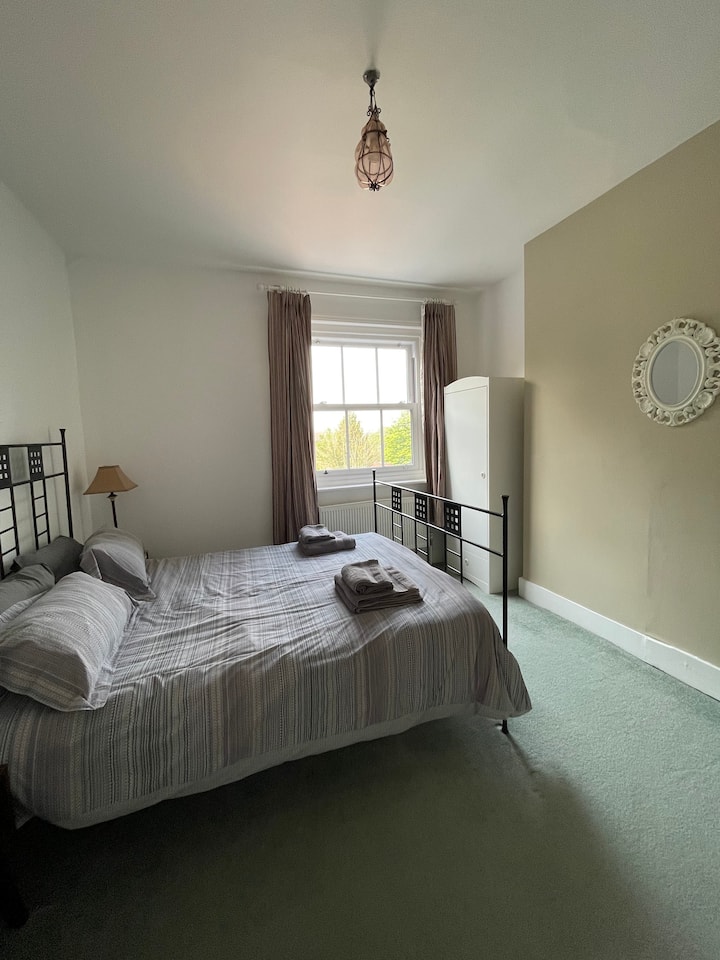 Cama tamaño king en el dormitorio trasero