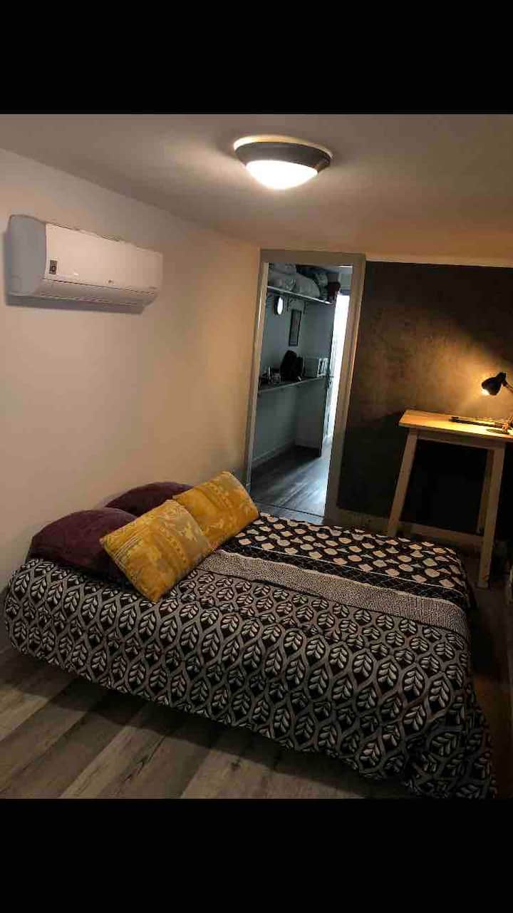 El sofá de calidad hermosa ropa de cama sirve como cama doble para una capacidad adicional de 4 personas ya que el apartamento ya está equipado con dos habitaciones dobles 