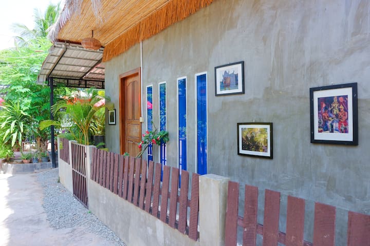Old Khmer House 1Bed (Free Pick Up)