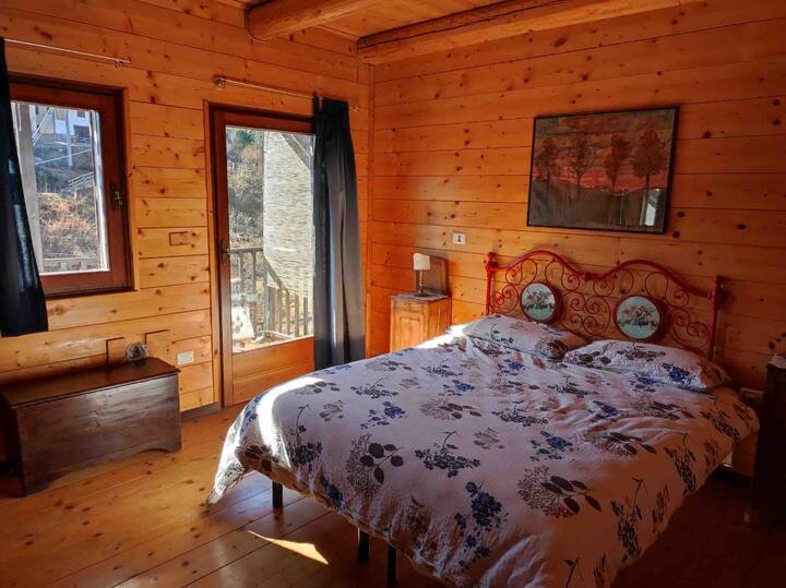 Segundo piso: dormitorio doble con acceso a la terraza.