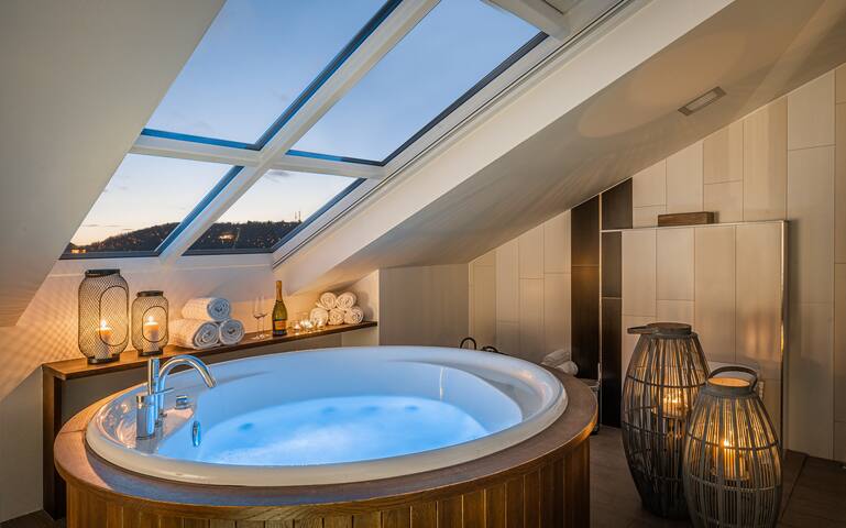 4BR 3,5bath Penthouse Jacuzzi Balcony Castle V!EWS gallery image 2