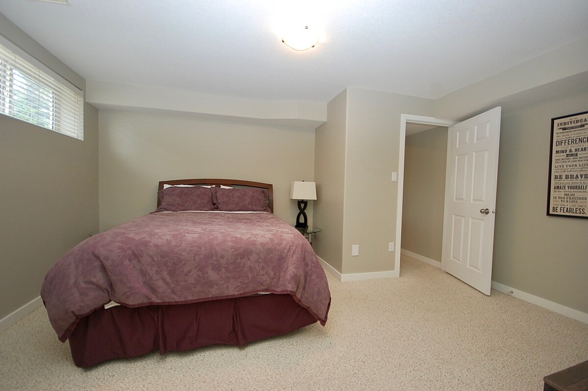 超级舒适的枕头顶床垫，配有标准双人床。 