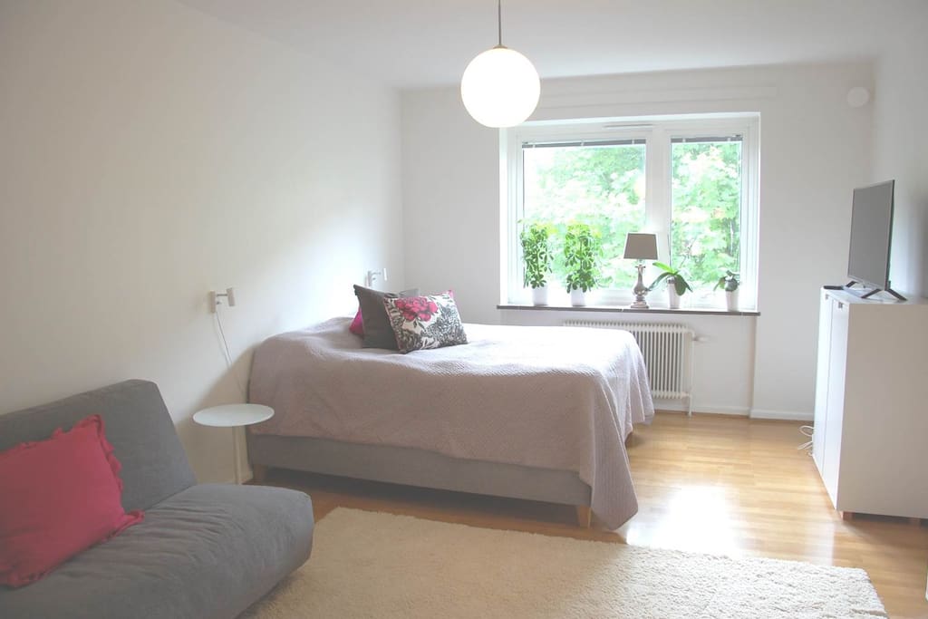 Spacious doubble room towards the green and quiet inner garden