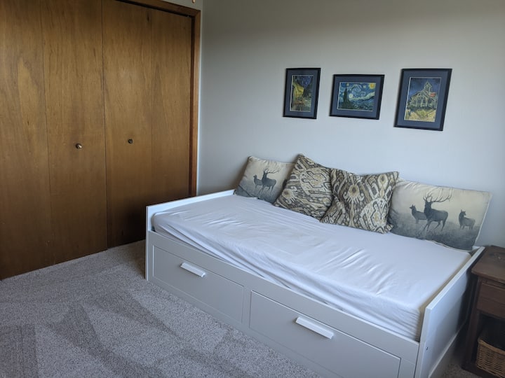 Spálňa na poschodí - posteľ môže byť dvojlôžková alebo vytiahnutá do king.