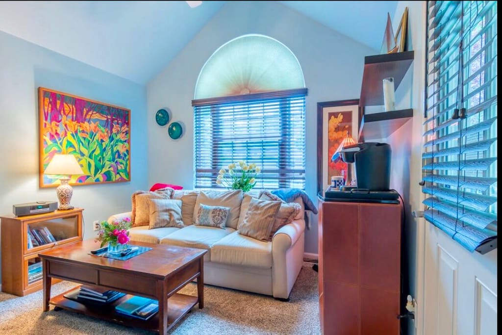 Coffee table lifts up for computer or dining in