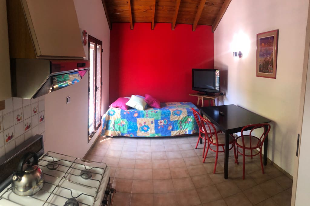 Cocina comedor, con cama marinera, baño privado y vista a la calle.