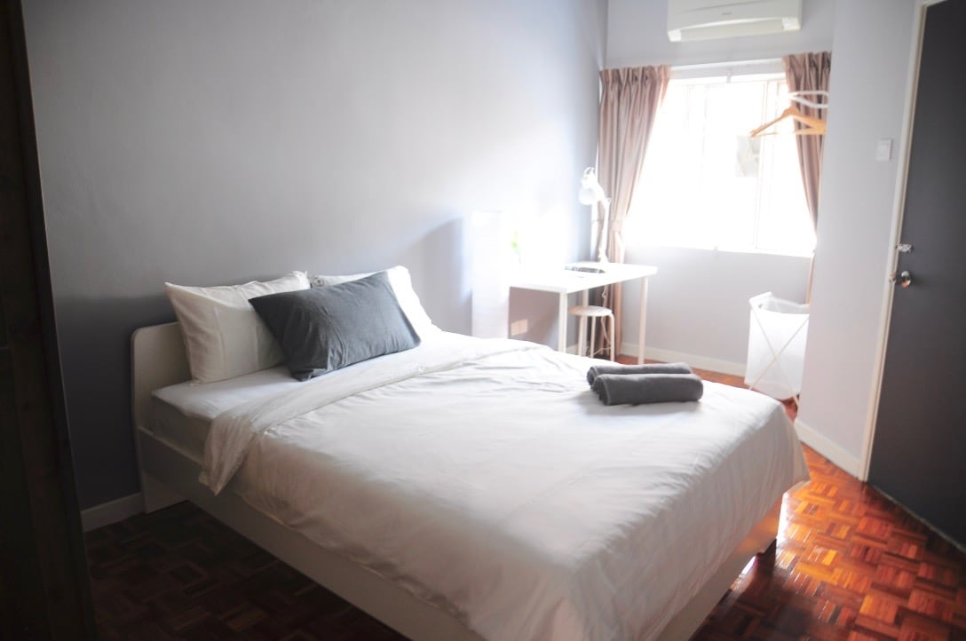 Bedroom 2C (Level 2): Bedroom with 1 Hotel Standard Queen Bed, with Attached Bathroom (Shared with Bedoom 2B)