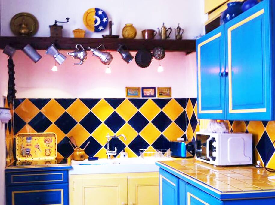 La cuisine équipée, vitro-céramique, micro-ondes, four, frigidaire.