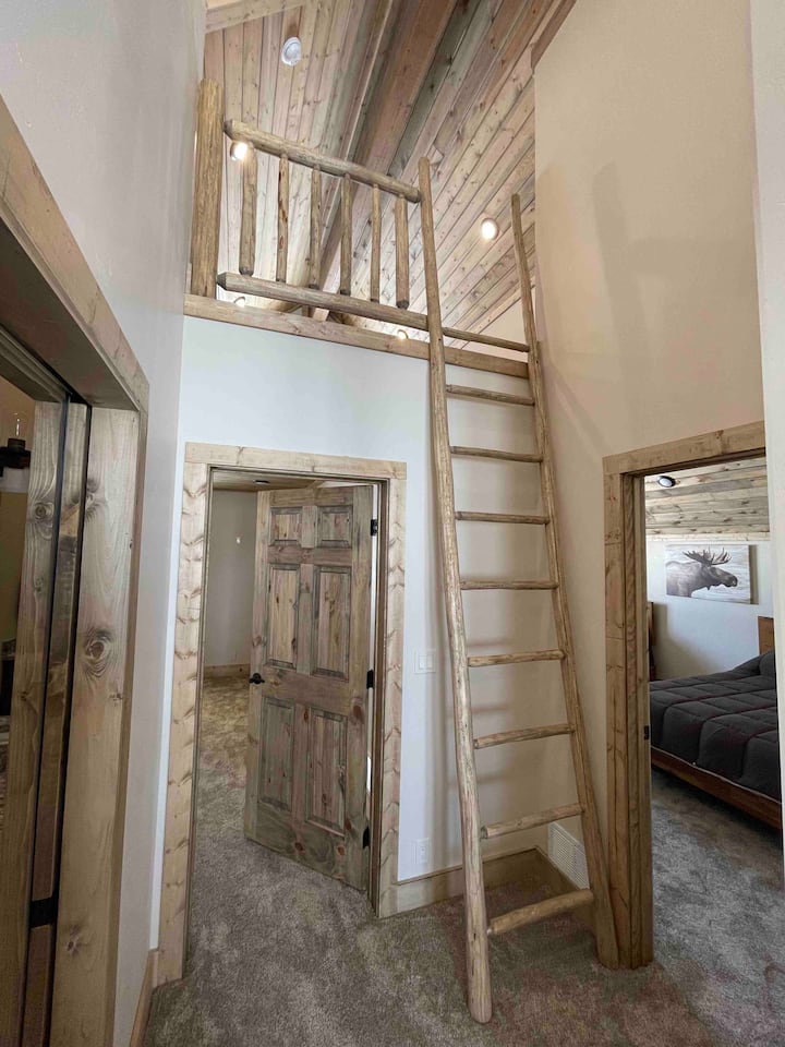 Loft pour enfants.  Deux lits jumeaux.