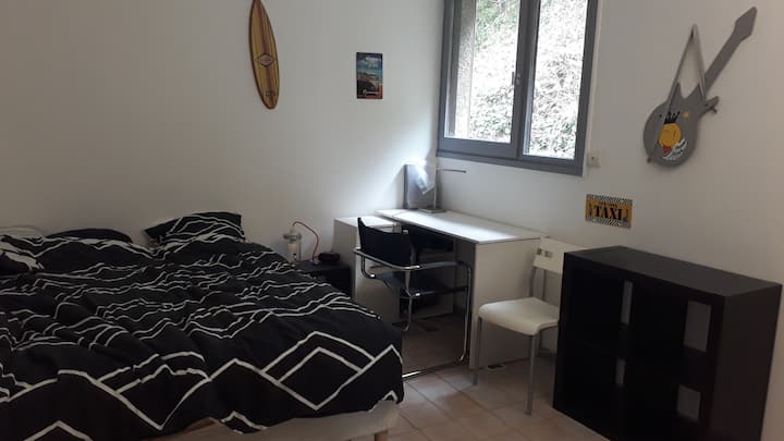 საძინებელი ორადგილიანი საწოლით (+ ერთადგილიანი მატრასი საწოლის ძირში დამატებითი საწოლისთვის)