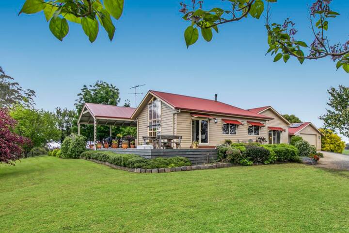 Zalea's quiet, country estate, with pool and views