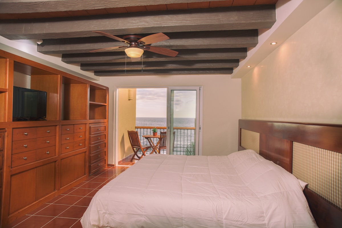 Dormitorio principal y balcón