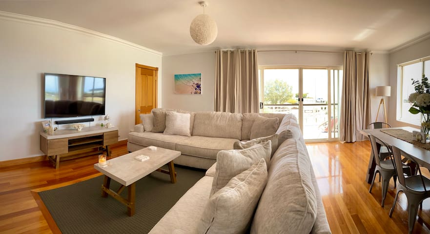 Bunbury beachfront townhouse, 500m to the CBD. gallery image 2