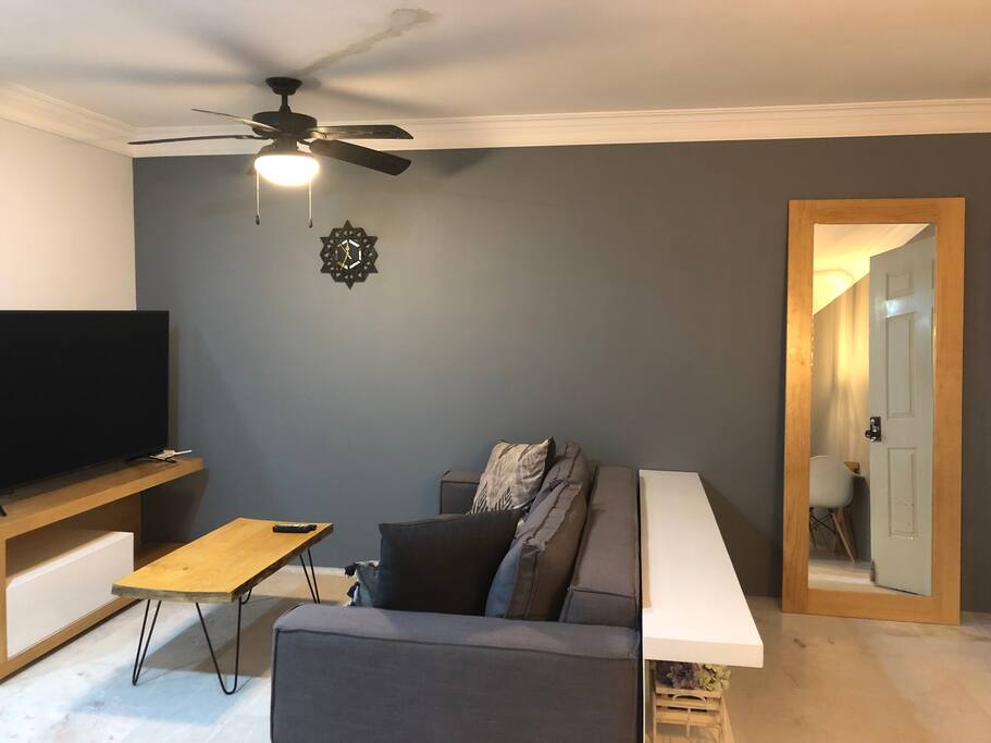 Área de estar con sillón para 3 personas, tv, cable, wifi
