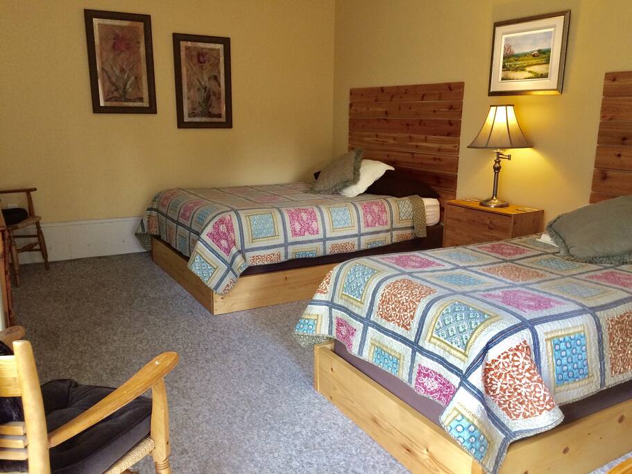 1 Queen bed & 1 Twin bed