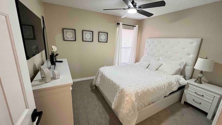 เตียงควีนไซส์พร้อมวิวสนามหลังบ้าน