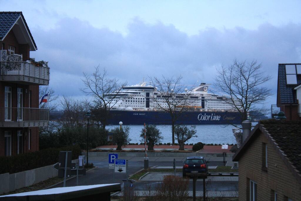 Blick aus unserem Küchenfenster (der Leuchtturm befindet sich hinter dem Schiff ;-))