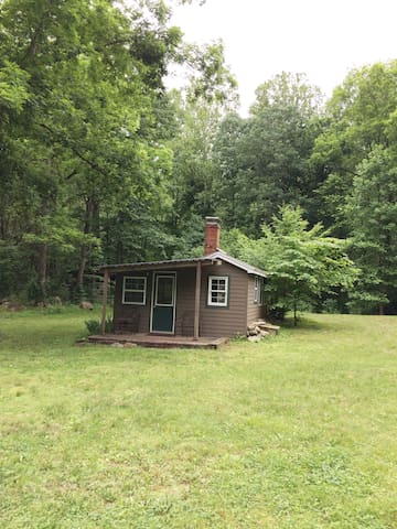 Cozy 1 room cabin in the mountains.