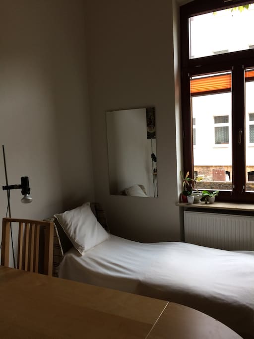 Zimmer mit Bett und Schreibtisch