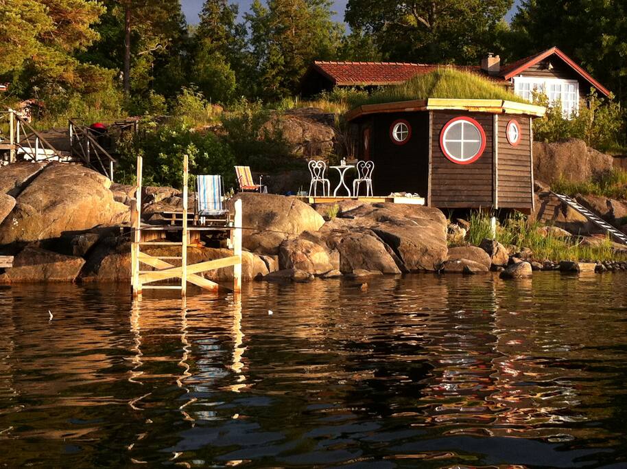 Pitoreskt grästak på vedeldad bastu