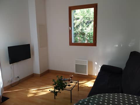 2 rooms in house with terrace and parking