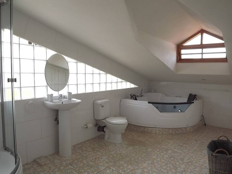 BAÑO CON JACUZZI