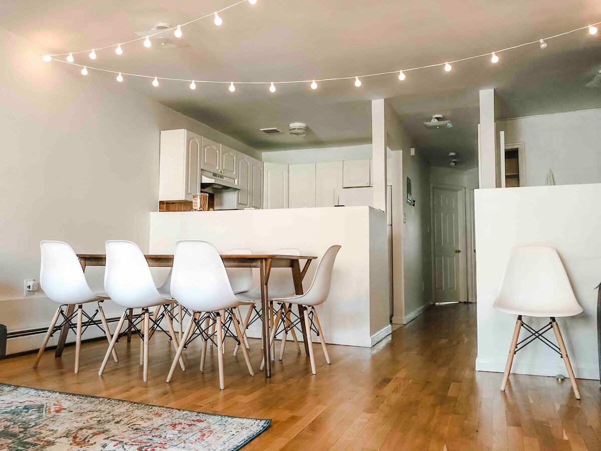 الغرفة الجانبية اليسرى هي المطبخ، والجانب الأيمن هو غرفة النوم الثالثة، وتحتوي على سرير مزدوج، وهناك ستائر من السقف إلى الجدار، وباب.