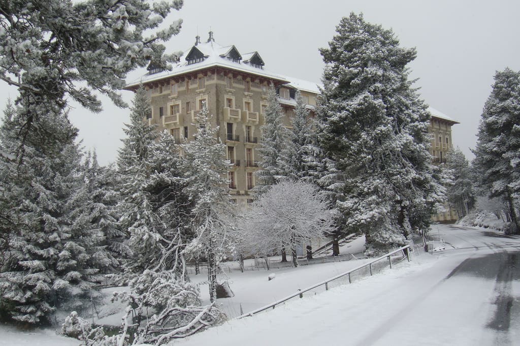 grand hotel sous la neige