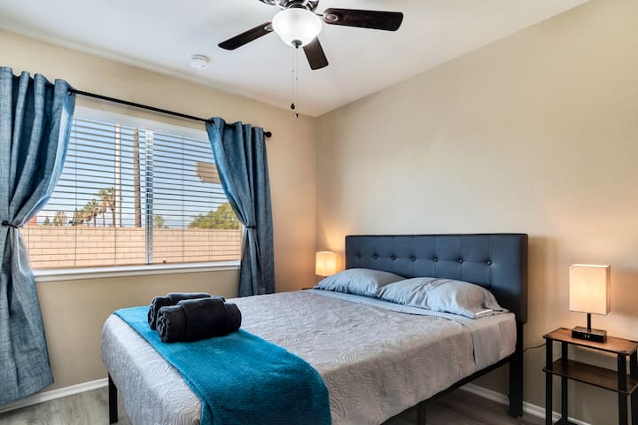 Საძინებელი #1: საწოლი 152 × 203 სმ, გასაშლელი ფარდები, ხედი აუზსა და ჭერის ვენტილატორზე.