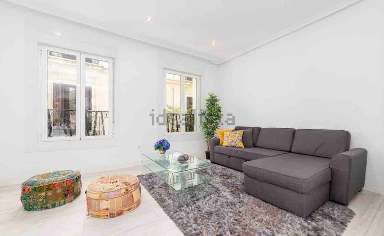 SUNNY & SLEEK Apartment in the Center of Madrid