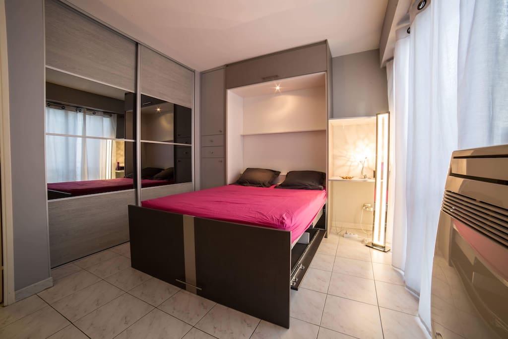 Séjour avec lit escamotable ( 2 personnes ) + canapé ( 2 places )
Rangements, tiroirs, penderie...
Drap, housse de couette et taies d’oreillers fournis
Climatisation reversible ( chaud/froid )