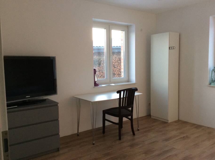 Schreibtisch, Kleiderschrank, Fernseher Kommode
